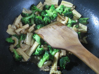 Fried Broccoli with Dried Bean Curd recipe