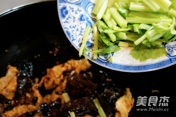 Stir-fried Pork with Celery and Fungus recipe