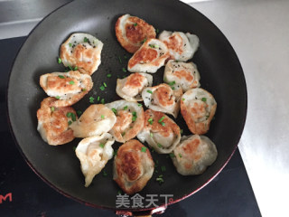 Leftover Dumplings Become Fried Dumplings in Five Minutes recipe