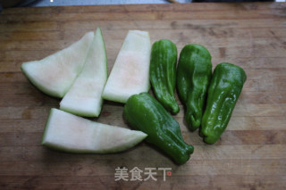 Stir-fried Sweet and Sour Green Pepper and Watermelon Peel recipe