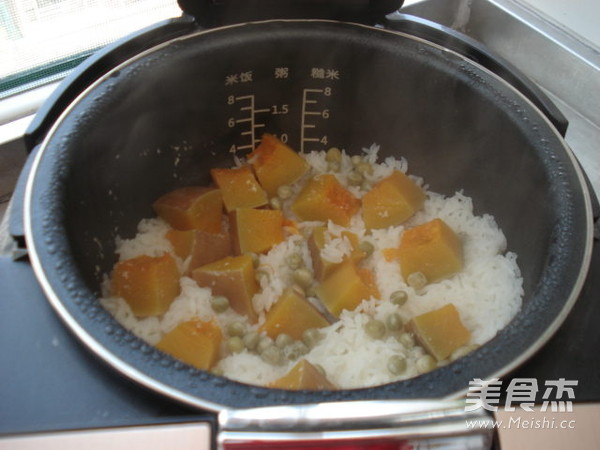 Pumpkin and Pea Braised Rice recipe