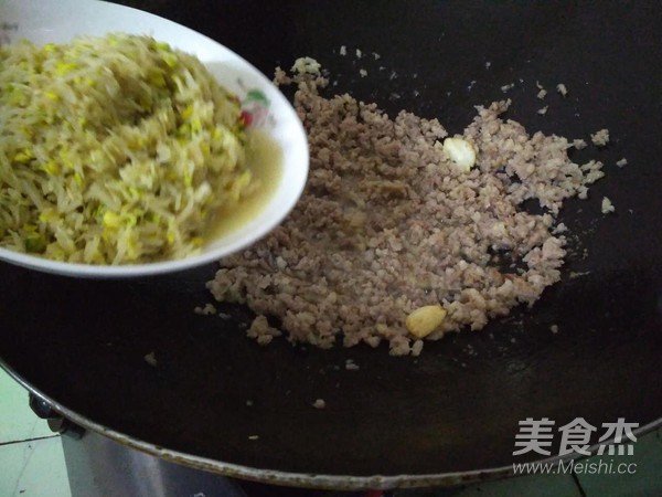 Bean Sprouts Stir-fried Minced Pork recipe