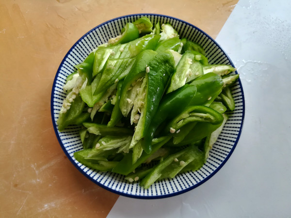 Stir-fried Pork Ears with Green Peppers recipe