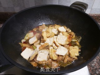 Sauerkraut Oil and Tofu Sautéed Pork Intestines recipe