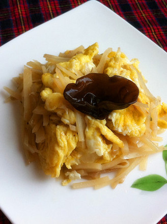 Scrambled Eggs with White Pickles recipe