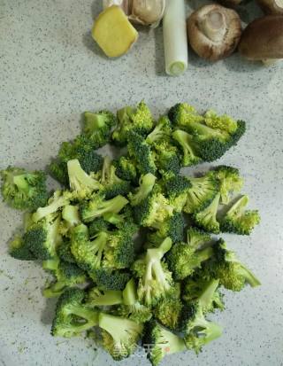 Stir-fried Broccoli with Chicken Breast and Shiitake Mushrooms recipe