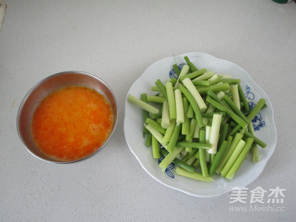 Stir-fried Grass Duck Eggs with Garlic Stalks recipe