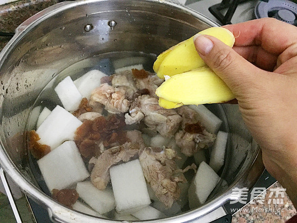 Stewed Pork Bone Soup with Longan and Radish recipe