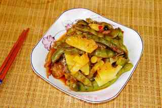 Stewed Pineapple and Chicken Feet with Beans recipe