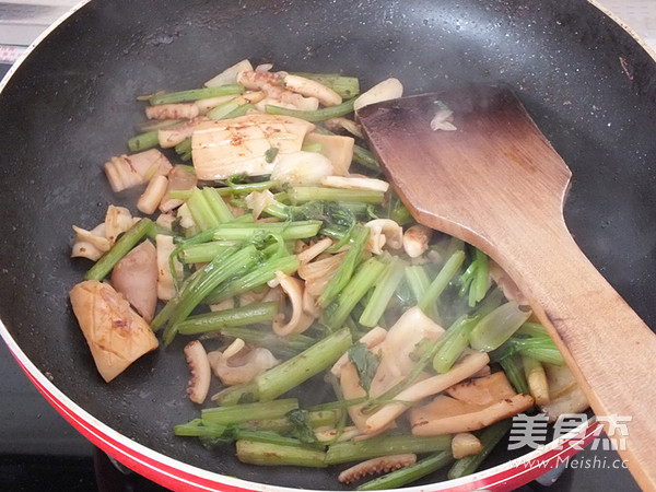 Fried Squid with Celery recipe