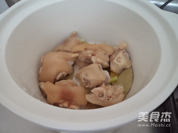 Fresh Lotus Root Bean Seedlings Pig's Trotters Soup recipe