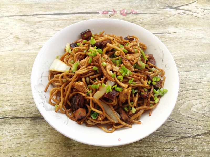 Stir-fried Dry Noodles with Cabbage and Mushrooms recipe