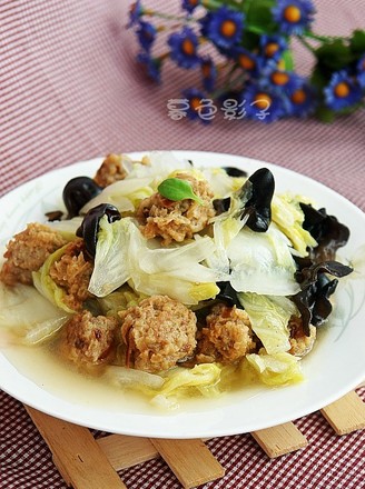 Braised Meatballs with Cabbage and Fungus recipe