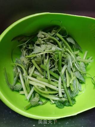 Stir-fried Melon Seedlings with Garlic recipe