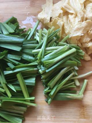 Stir-fried Soybean Skin with Leek recipe