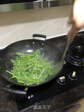 Stir-fried Pumpkin Seedlings with Garlic recipe