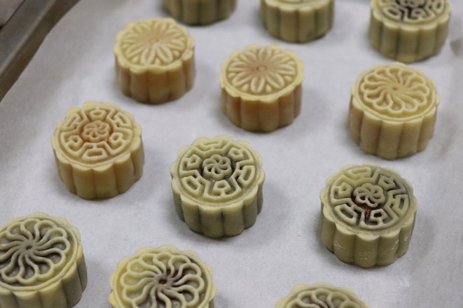 Cantonese Egg Yolk Mooncake recipe