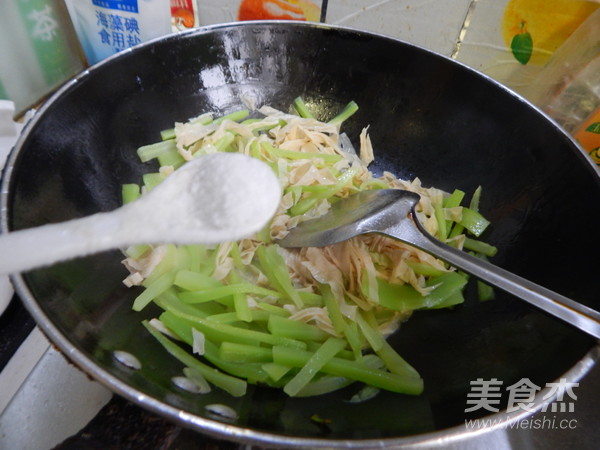 Stir-fried Bean Curd with Lettuce recipe