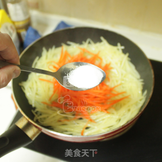 Stir-fried Potato Shreds with Carrots recipe