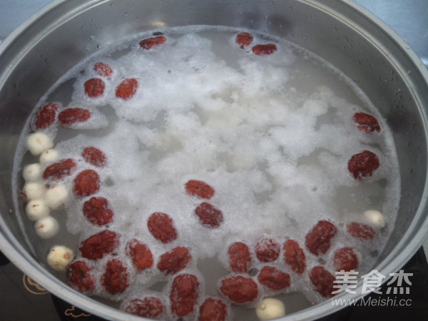 Red Date Tremella and Lotus Seed Soup recipe