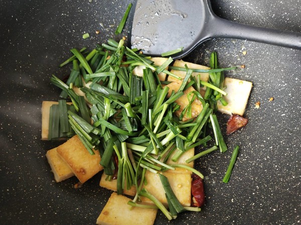 Stir-fried Tofu with Spring Leek recipe