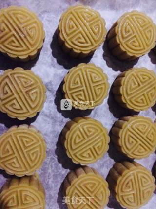 Cantonese-style Lotus Seed Paste Moon Cake recipe