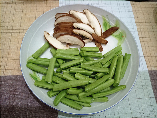 Braised Noodles with Beans recipe