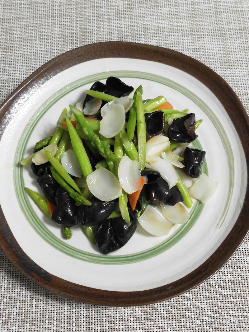 Stir-fried Lily with Asparagus and Fungus recipe