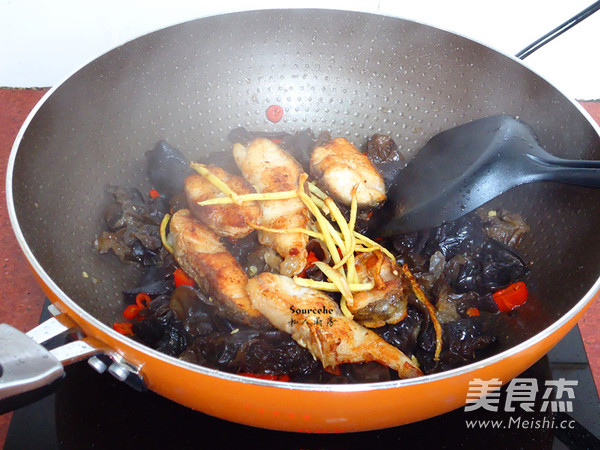 Fried Fish with Red Pepper Fungus recipe