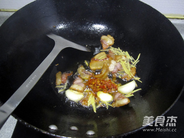 Stir-fried Bacon with Pepper and Smoked Dry recipe
