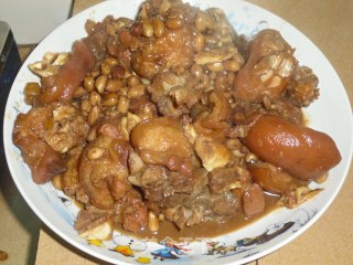 Braised Pork Knuckle/trotter with Peanuts recipe