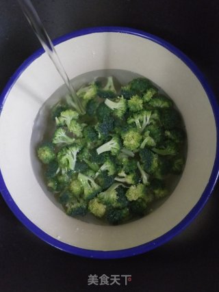 Fried Broccoli with Chicken Meatballs recipe