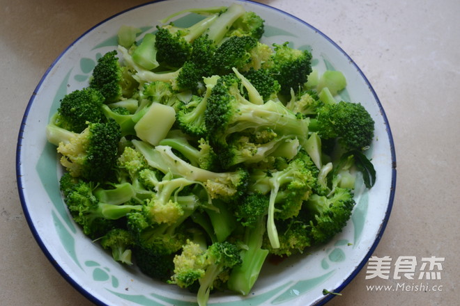 Stir-fried Broccoli with Chopped Pepper recipe