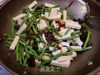 Stir-fried Beans with Dried Tofu and Fungus recipe