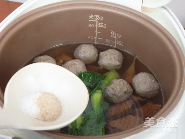 Beef Balls in Claypot with Hericium recipe