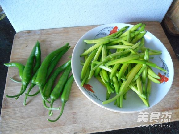 Spicy Stir-fried Daylily recipe