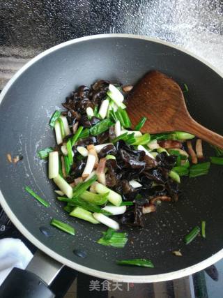 Stir-fried Pork with Garlic Seedlings Fungus recipe