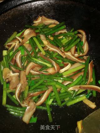 *reunion Rice* Stir-fried Pork Ears with Garlic Moss recipe