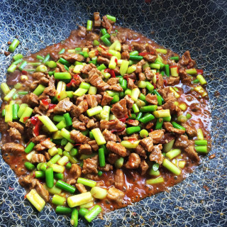 Stir-fried Diced Beef with Garlic Moss recipe