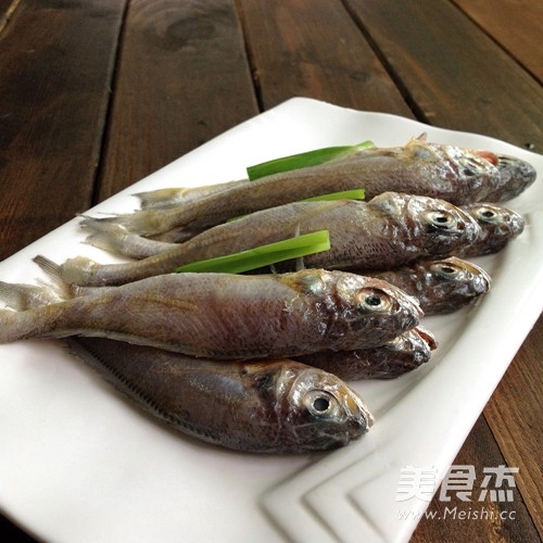 Crisp to The Bone-fried Small Yellow Croaker recipe