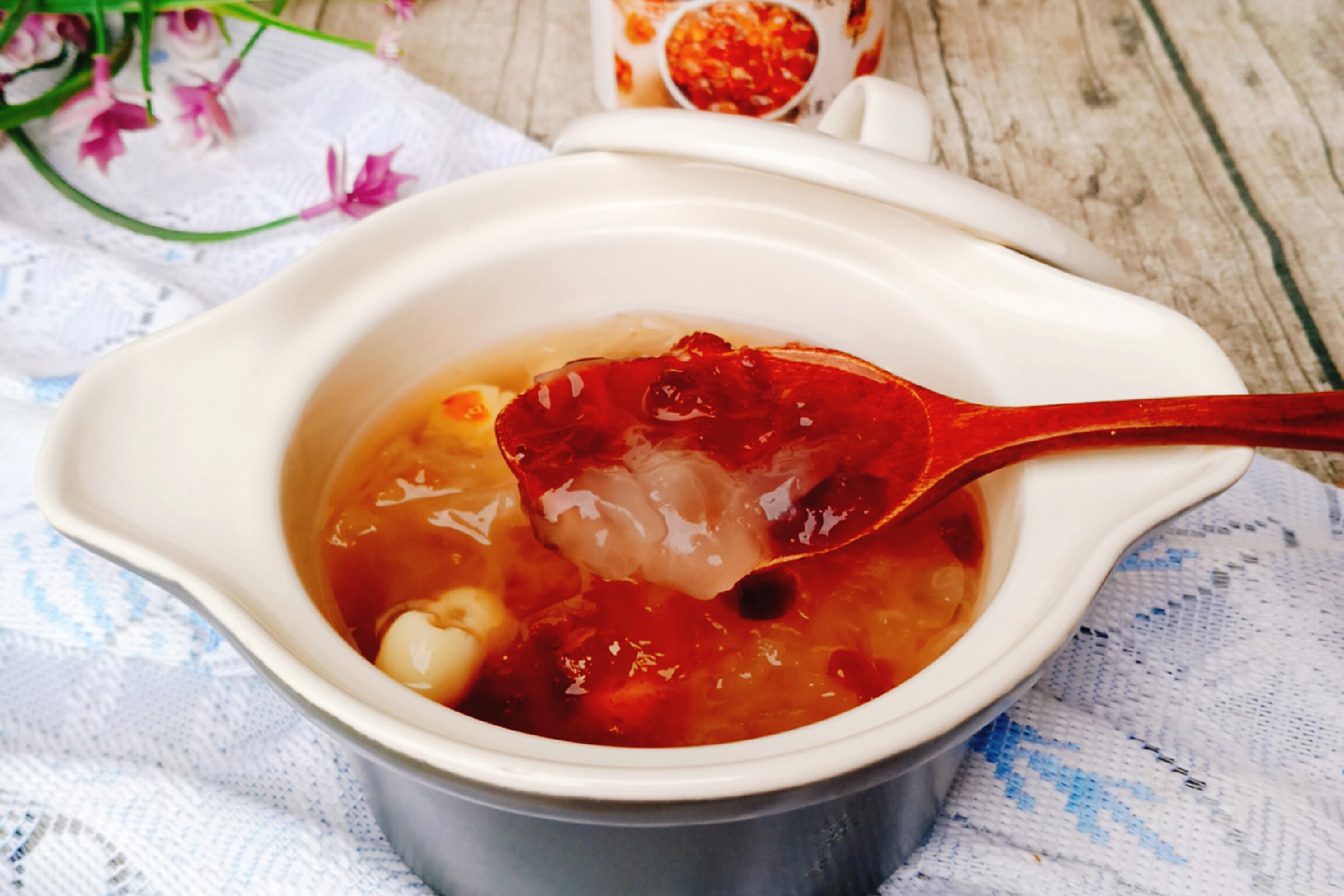 Peach Gum, Lotus Seed and White Fungus Soup (beauty and Beauty) recipe