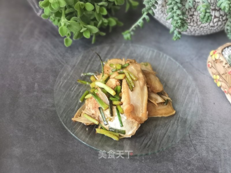 Stir-fried Sabah Fish Fins with Garlic Moss