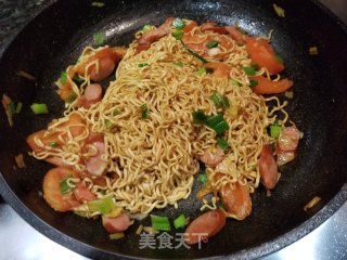 Fried Noodles with Tomato Crispy Sausage recipe