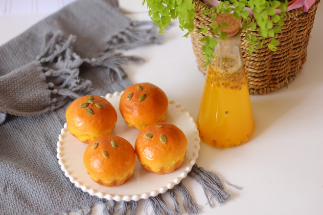 Pumpkin Meal Buns recipe