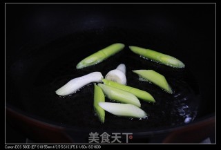 Stir-fried Pork Rolls with Celery and Garlic Sprouts recipe