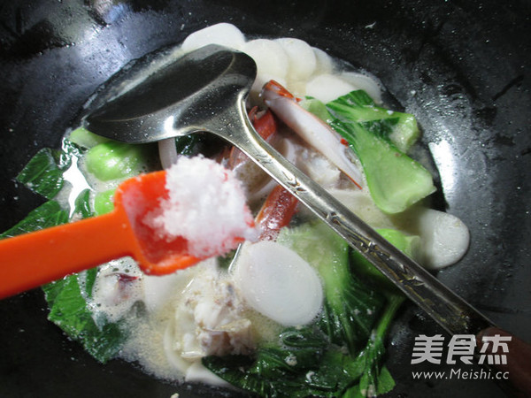 Boiled Rice Cakes with Greens and Crabs recipe
