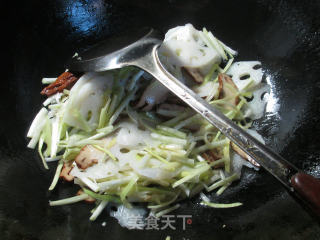 Stir-fried Lotus Root with Fragrant Dried Leek Buds recipe