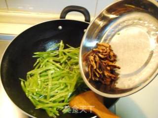 Assorted Fried Noodles with Shredded Pork recipe