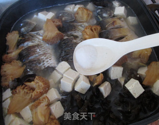Stewed Crucian Carp with Hericium and Tofu recipe