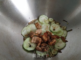 Loofah Shredded Pork Noodles recipe